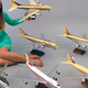 Diferentes iteraciones del modelo propuesto para el Boeing 747, la mayoría eran diseños de dos pisos completos como el reciente A380, como el modelo que sostiene la chica. El diseño final es el del centro de la fila de abajo